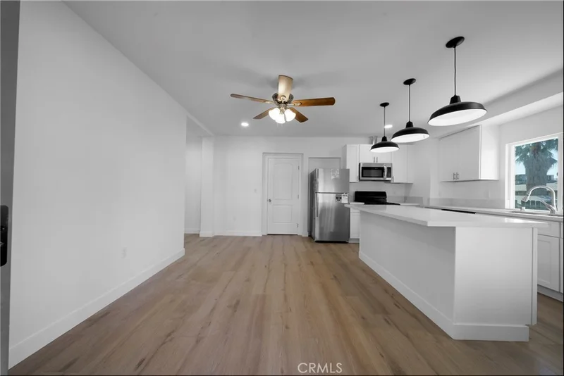 1438 N Summit photo 2