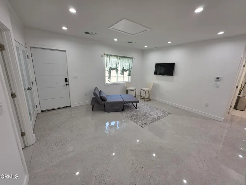 16034 San Fernando Mission Boulevard photo 2