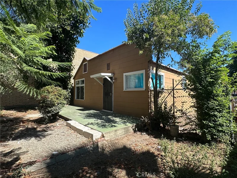 211 S Riverside