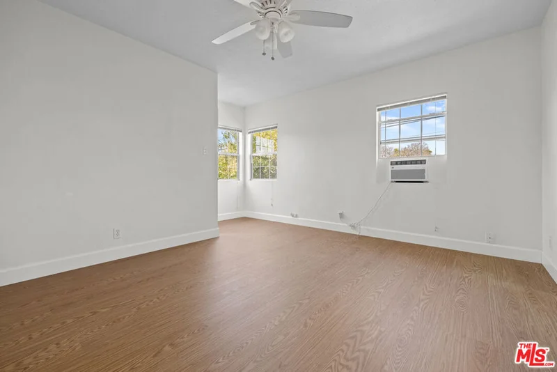 2528 1/2 Military Avenue photo 2