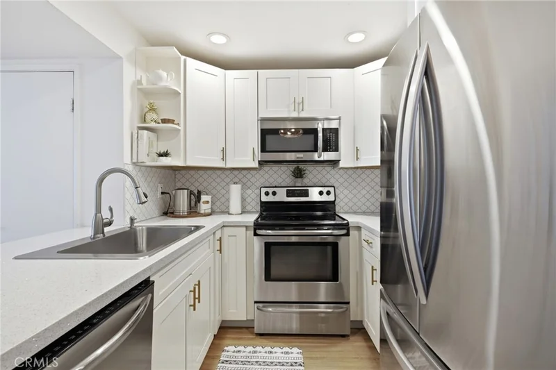 Photo 2 of 25671 Le Parc 33