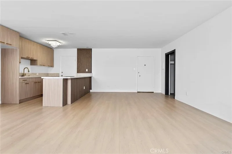 960 Larrabee 120 photo 2