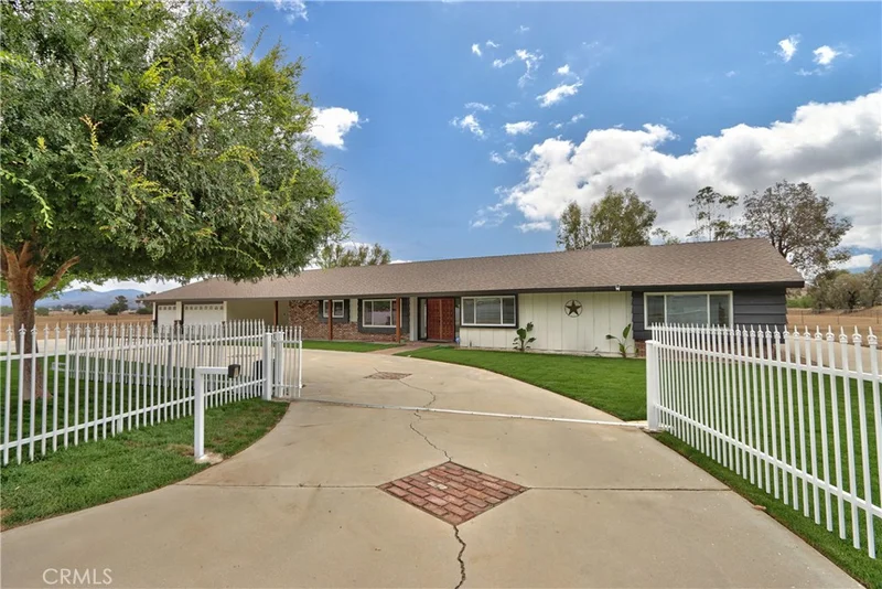 6905 W Devonshire