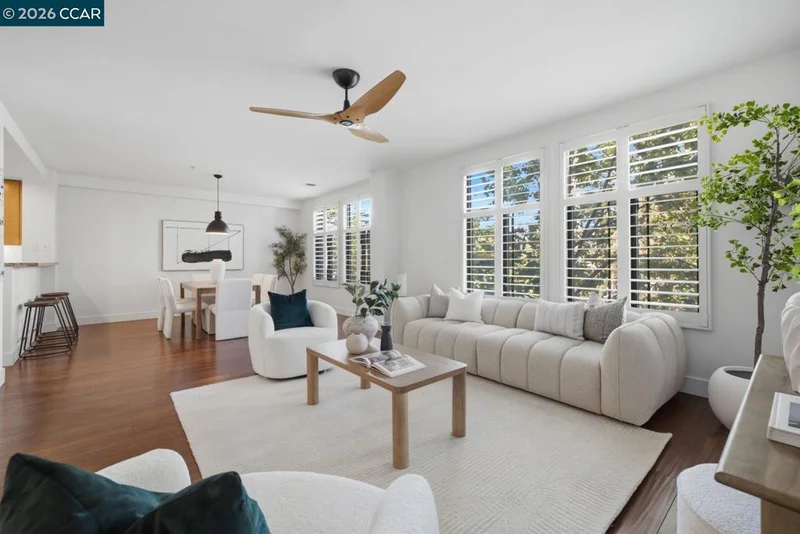 438 W Grand Ave 418