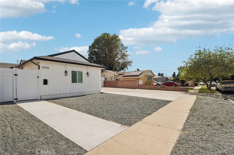 Photo 2 of 15952 Simonds Street