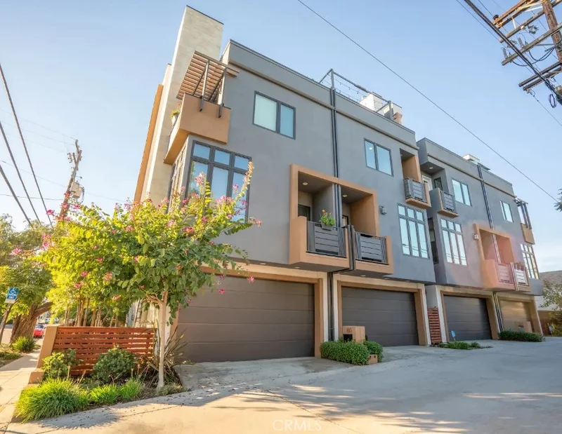 162 W Robinson