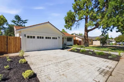 359 Penn Way photo 2