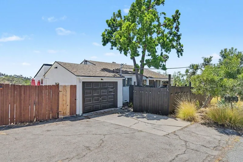 2610 Helix St. photo 2