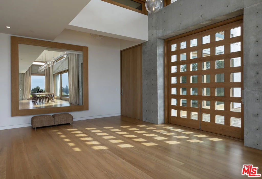 Interior 4