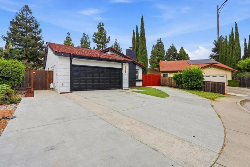 6887 Rockton Avenue photo 2