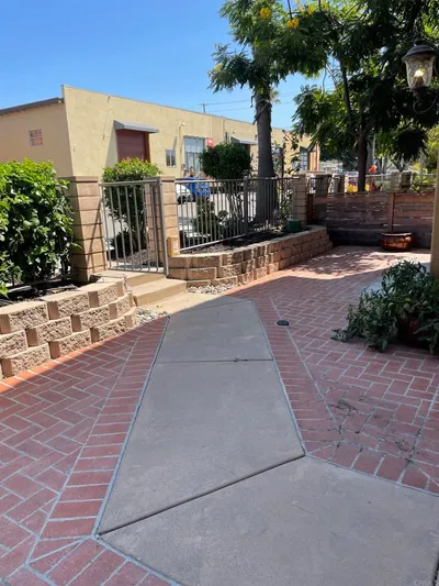 415 N Cedros photo 2