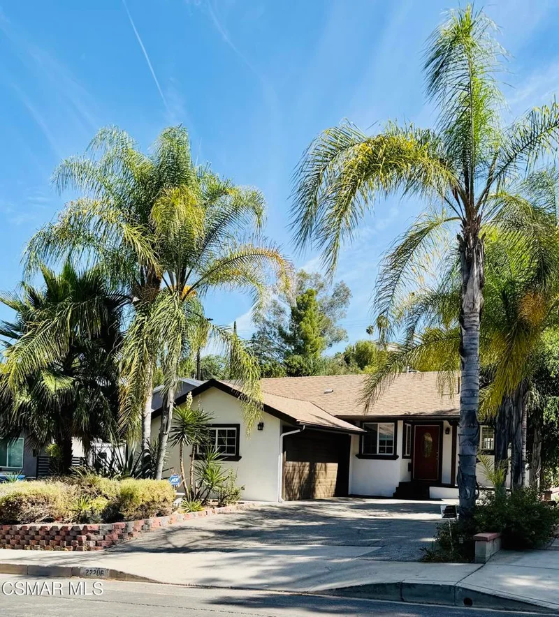 22206 Del Valle Street photo 2