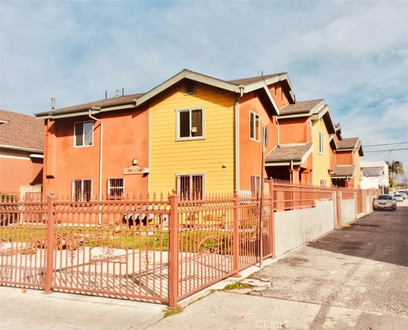 1343 E Adams photo 2