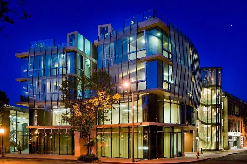 102 University Avenue 3C
