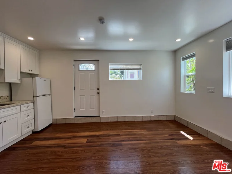 3901 S Orange Drive photo 2