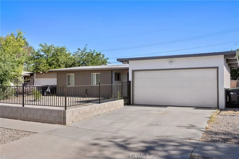 709 W Avenue H12 photo 2