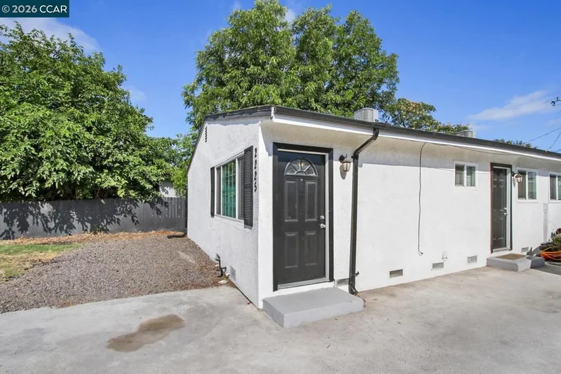 2225 E Myrtle St photo 2