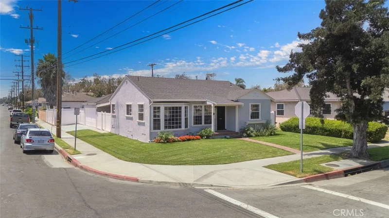 4703 N Bellflower Blvd photo 2