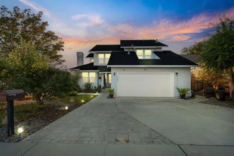 Photo 2 of 1090 Los Altos Drive