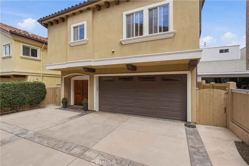 520 N Elena B photo 2