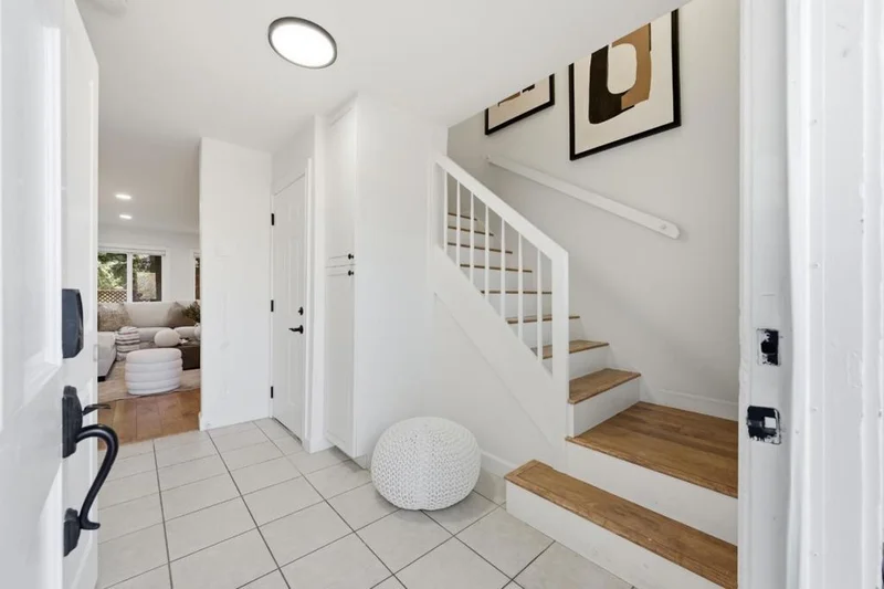 Photo 2 of 135 E Okeefe Street 4