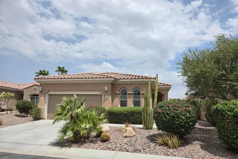81620 Avenida Alturas