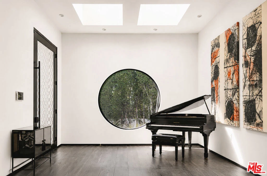 Interior 4