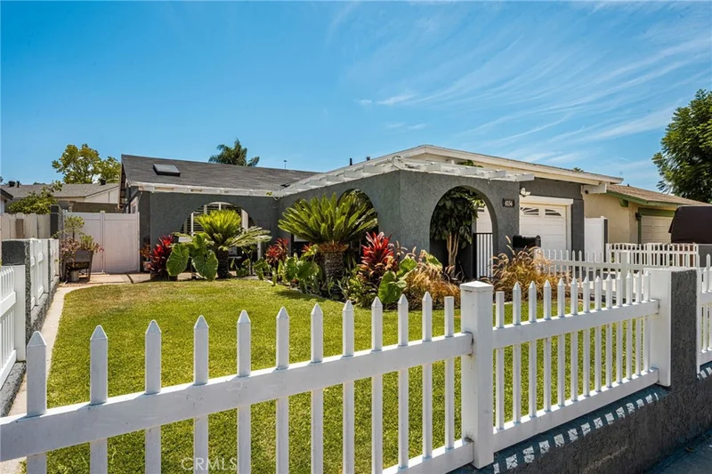 Photo 2 of 4154 E Fauna Avenue