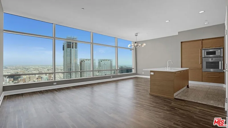 900 W Olympic Boulevard 39C photo 2