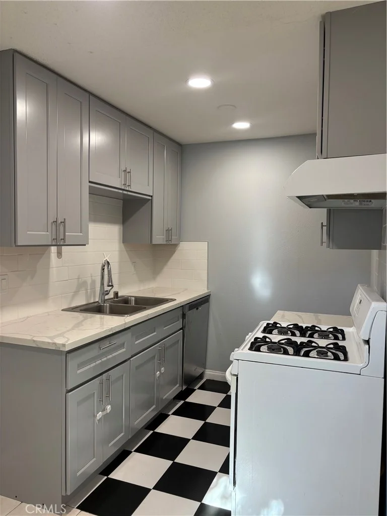 8641 Glenoaks 131
