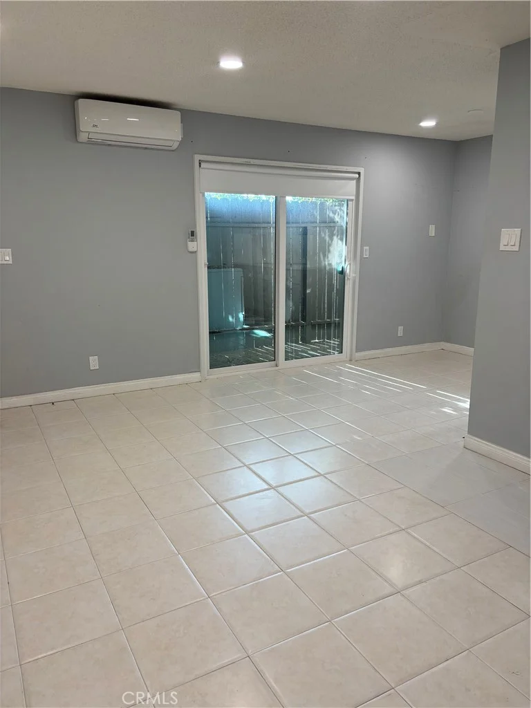 8641 Glenoaks 131 photo 2