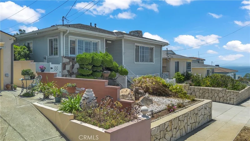 Photo 2 of 3618 S Cabrillo Avenue