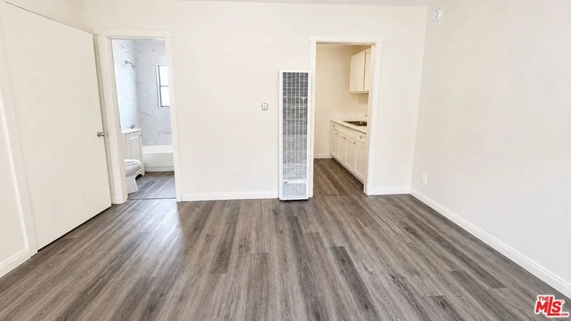 10620 S Figueroa Street 1/4 photo 2
