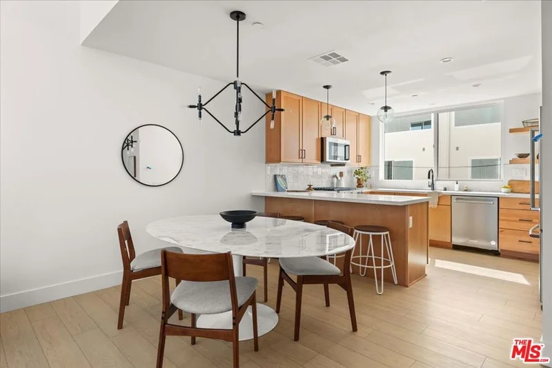 11212 W Victory Boulevard 7