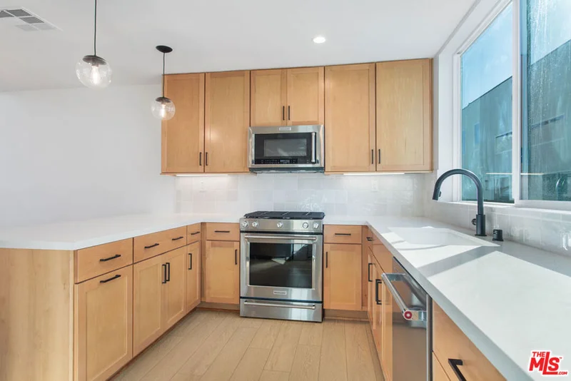 11212 W Victory Boulevard 7 photo 2
