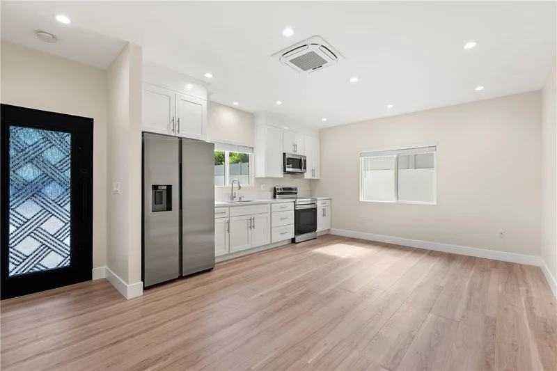 14926 1/2 Kittridge Street photo 2