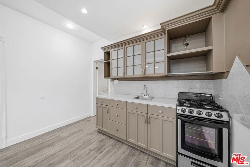 5760 Melrose Avenue photo 2