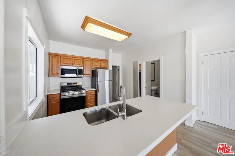 5754 Melrose Avenue photo 2