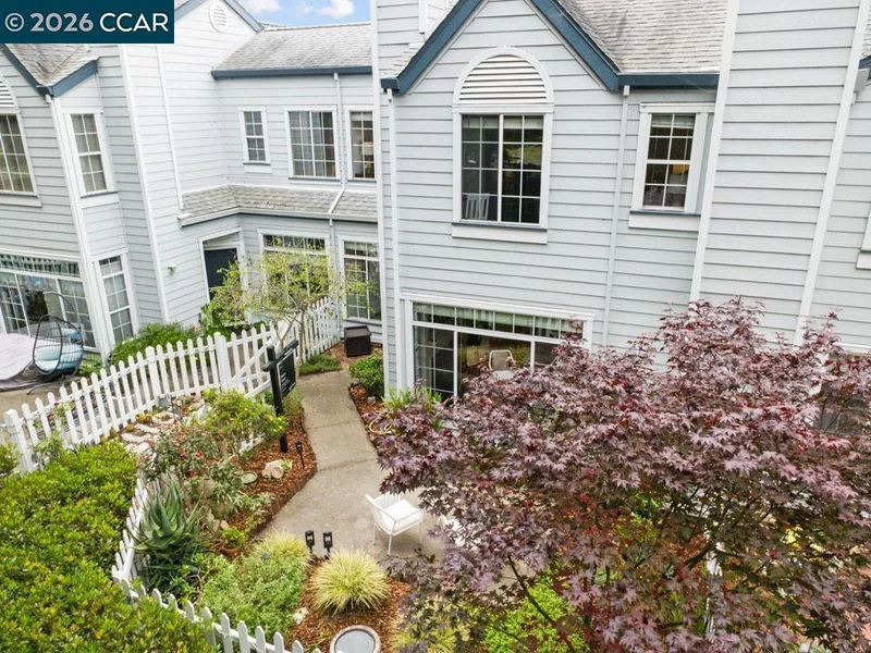 208 Commodore Dr