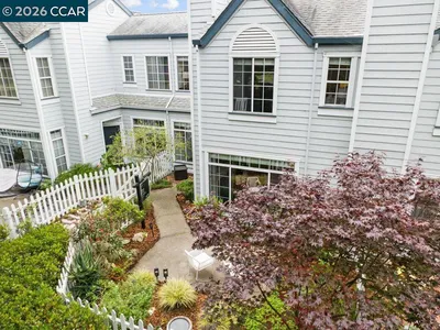 208 Commodore Dr