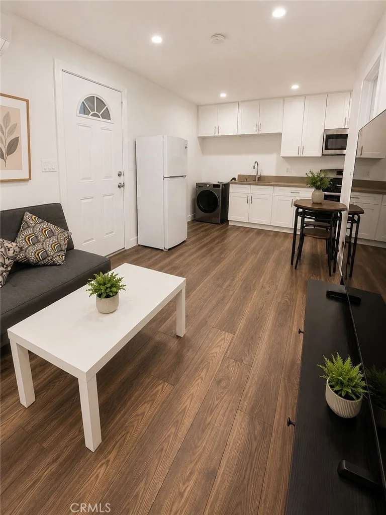 24019 Sylvan Street photo 2