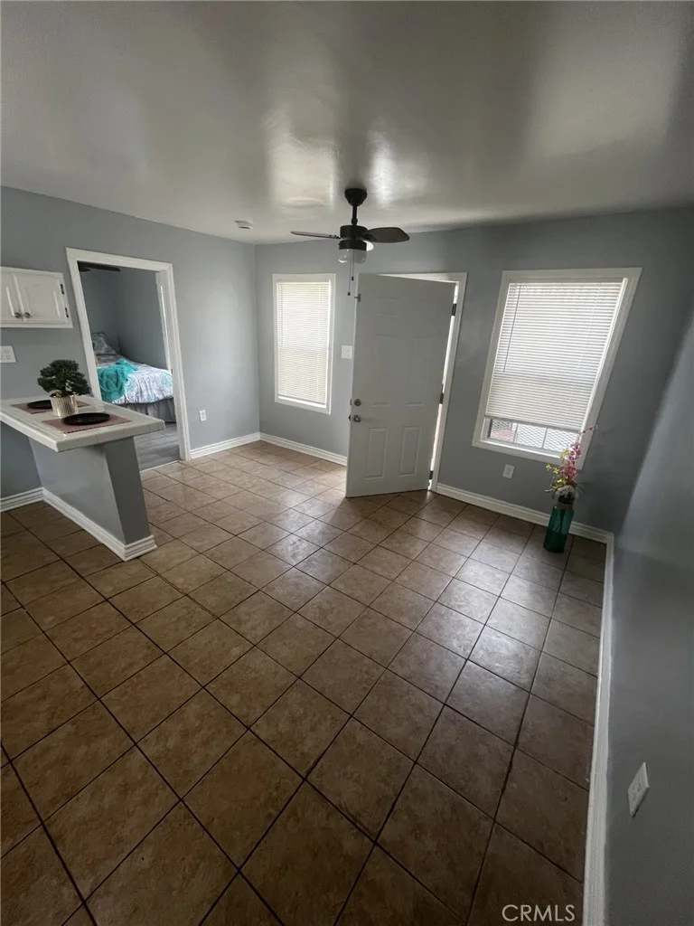 4520 S Normandie photo 2
