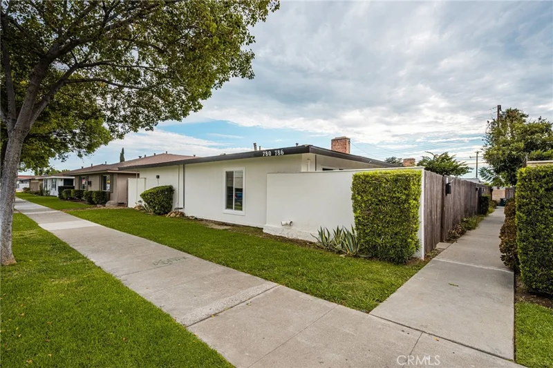780 N Shattuck Pl photo 2
