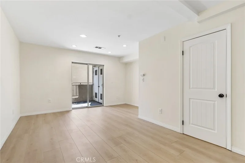 Photo 2 of 14618 Gilmore Street 16