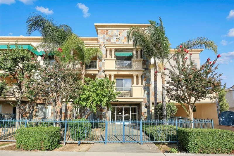 208 N Lincoln Avenue 303