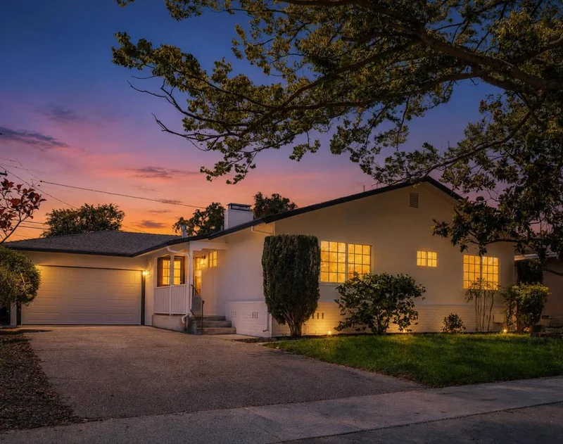 1924 Rosswood Drive photo 2