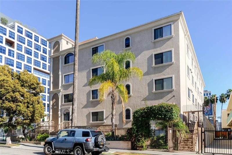 1466 Tamarind Avenue 401
