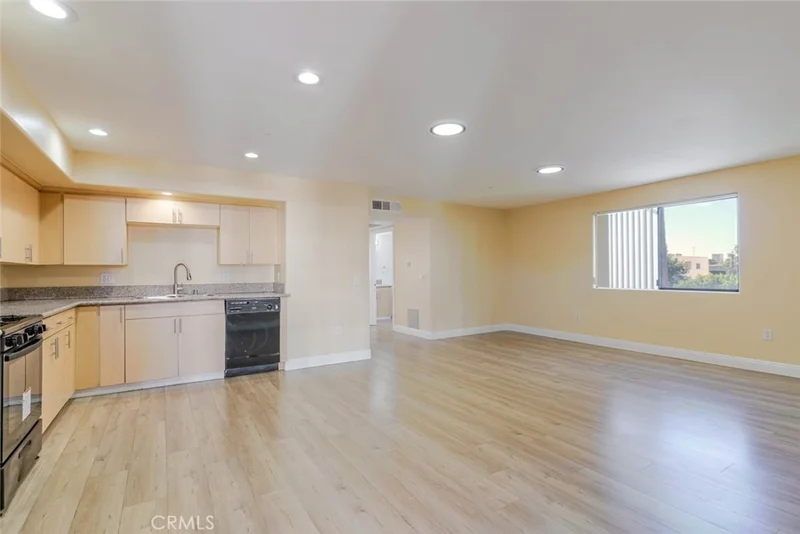 1466 Tamarind Avenue 401 photo 2
