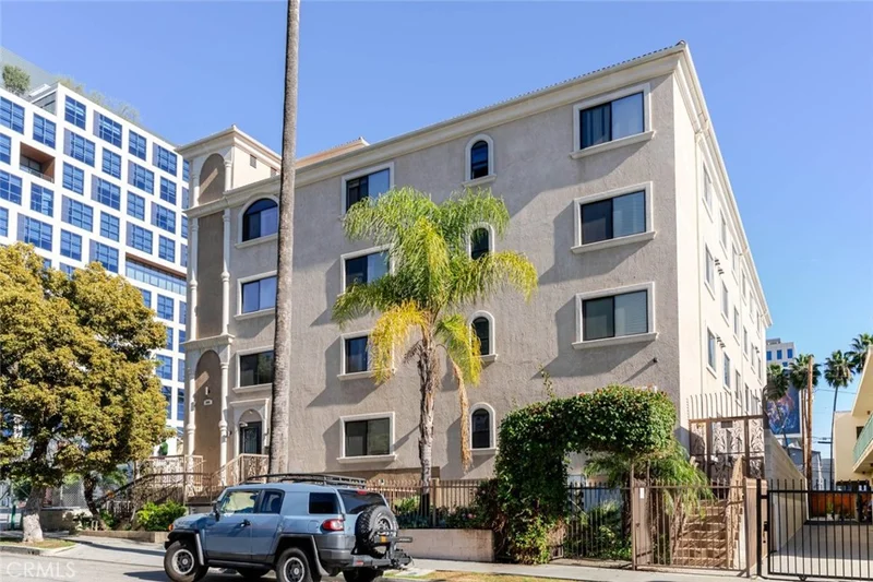1466 Tamarind Avenue 101