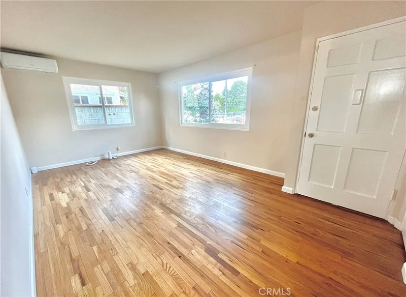 936 E Sandra photo 2